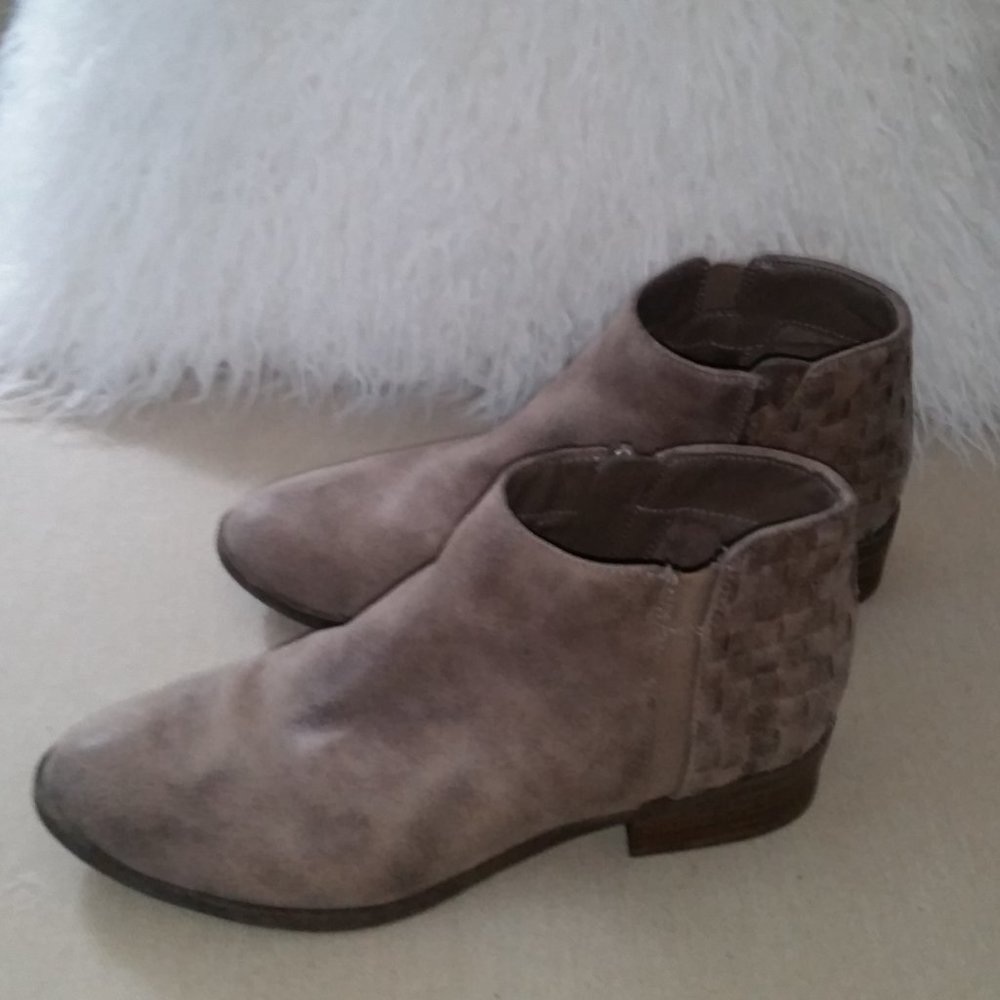 Fergalicious by Fergie tan booties EUC